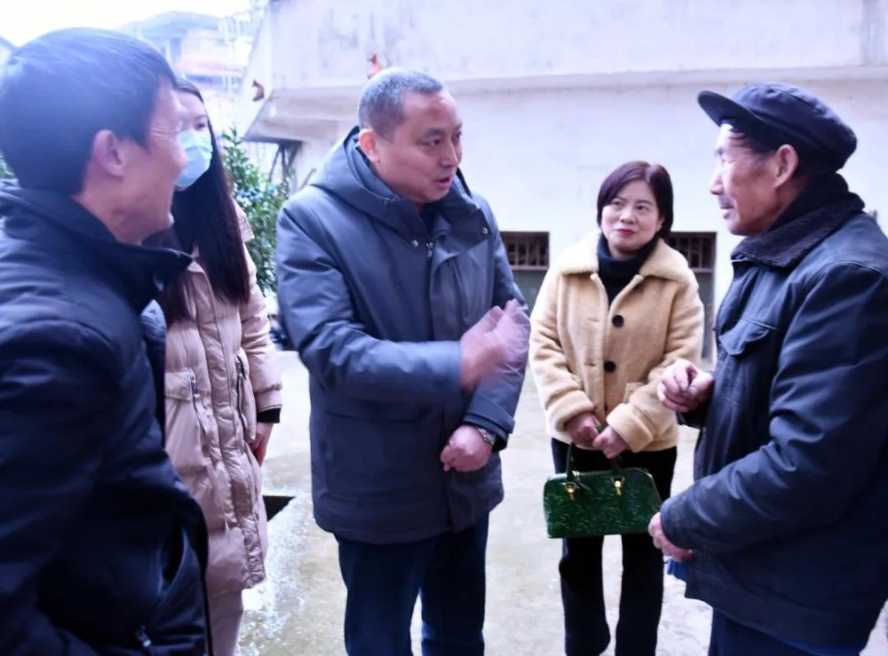 1月27日,副县长李卫军来到迎光乡走访慰问困难群众,督导检查安全生产