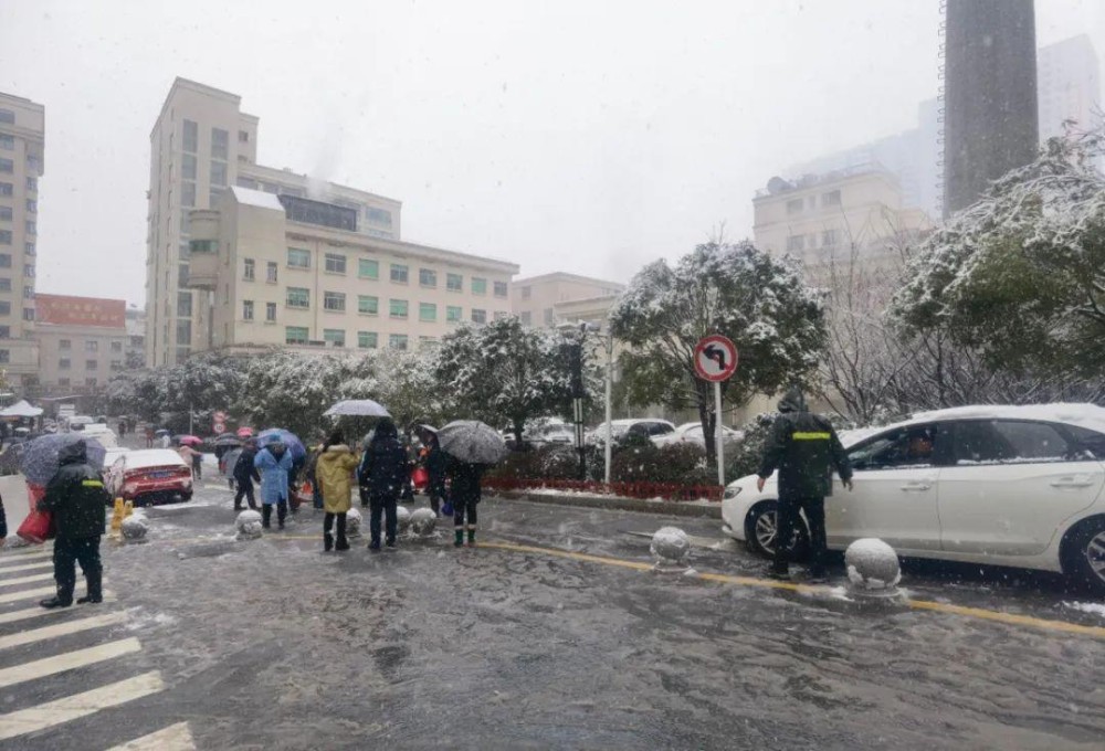 “最有爱”的大雪天，市中心医院有一群可爱的扫雪人，温暖就诊路_邵商网
